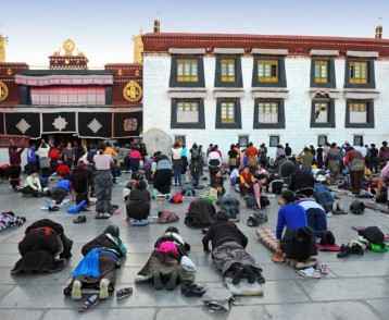pilgrims-prostating-at-johkang-temple-lhasa