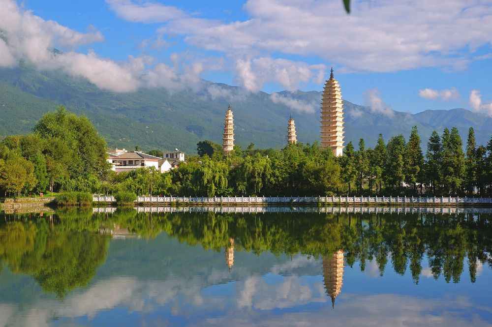 three-pagodas-dali