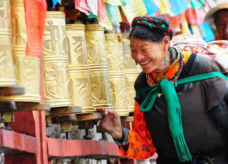 woman-and-prayer-wheels-lhasa