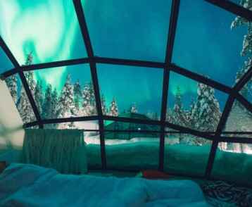 Kakslauttanen-glass-igloo-bed-lapland