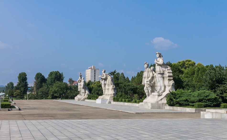 Heroic statues at Juche Tower